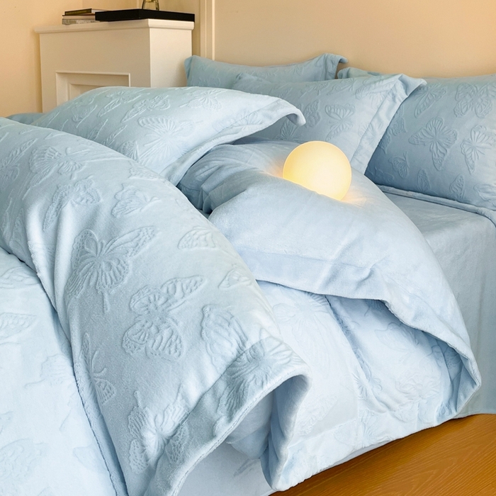 91家纺网 家纺一手货源 找家纺 米彩家纺 2025新款A类牛奶绒立体雕花烂花宽边四件套 蝴蝶天蓝