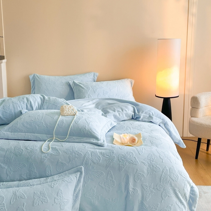 91家纺网 家纺一手货源 找家纺 米彩家纺 2025新款A类牛奶绒立体雕花烂花宽边四件套 蝴蝶天蓝