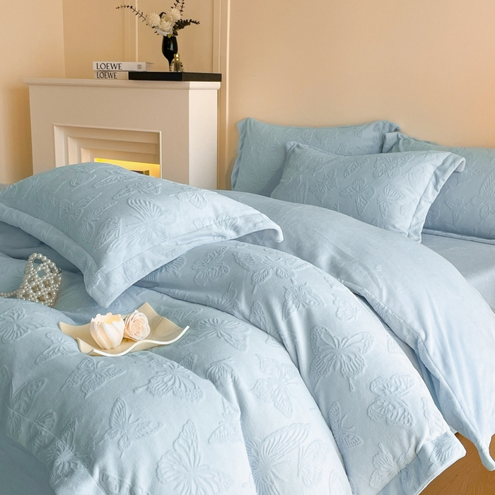 91家纺网 家纺一手货源 找家纺 米彩家纺 2025新款A类牛奶绒立体雕花烂花宽边四件套 蝴蝶天蓝