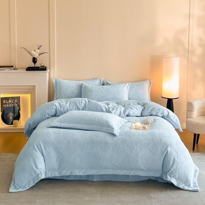 91家纺网 家纺一手货源 找家纺 米彩家纺 2025新款A类牛奶绒立体雕花烂花宽边四件套 蝴蝶天蓝