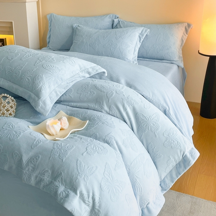 91家纺网 家纺一手货源 找家纺 米彩家纺 2025新款A类牛奶绒立体雕花烂花宽边四件套 蝴蝶天蓝