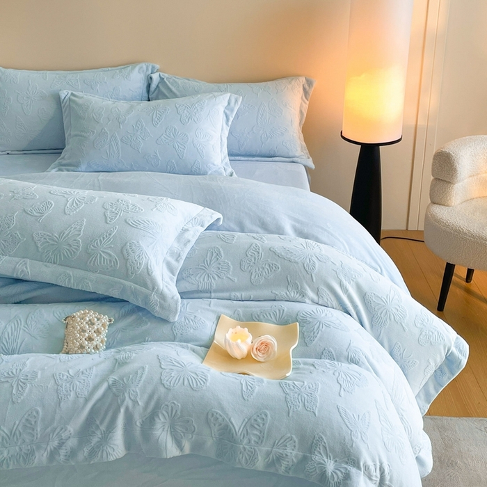 91家纺网 家纺一手货源 找家纺 米彩家纺 2025新款A类牛奶绒立体雕花烂花宽边四件套 蝴蝶天蓝