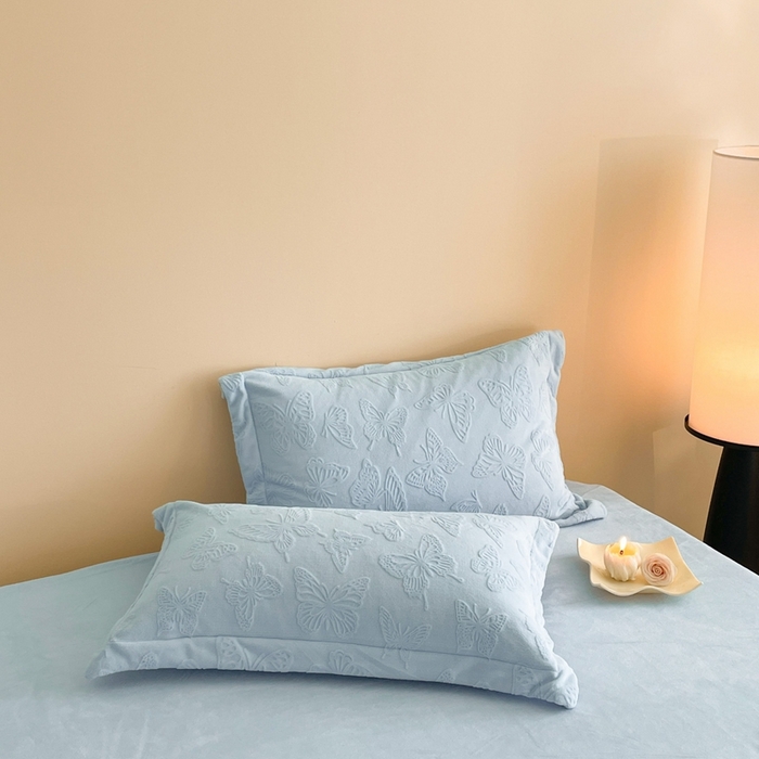 91家纺网 家纺一手货源 找家纺 米彩家纺 2025新款A类牛奶绒立体雕花烂花宽边四件套 蝴蝶天蓝