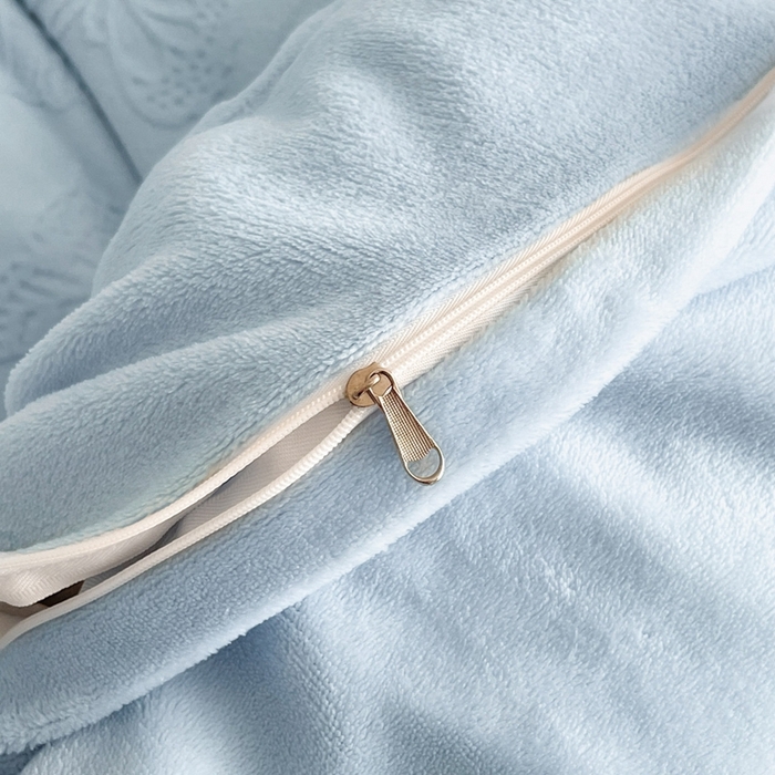 91家纺网 家纺一手货源 找家纺 米彩家纺 2025新款A类牛奶绒立体雕花烂花宽边四件套 蝴蝶天蓝