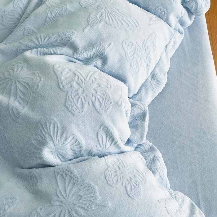 91家纺网 家纺一手货源 找家纺 米彩家纺 2025新款A类牛奶绒立体雕花烂花宽边四件套 蝴蝶天蓝