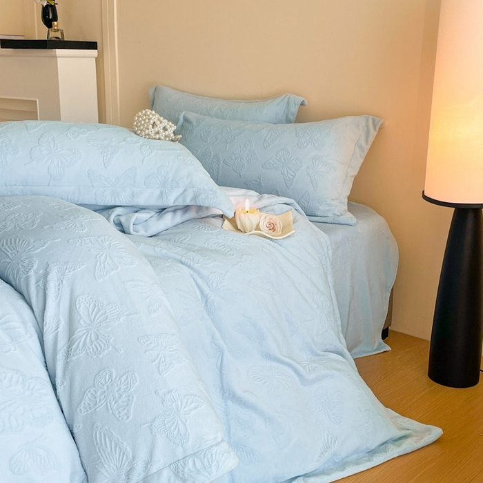 91家纺网 家纺一手货源 找家纺 米彩家纺 2025新款A类牛奶绒立体雕花烂花宽边四件套 蝴蝶天蓝