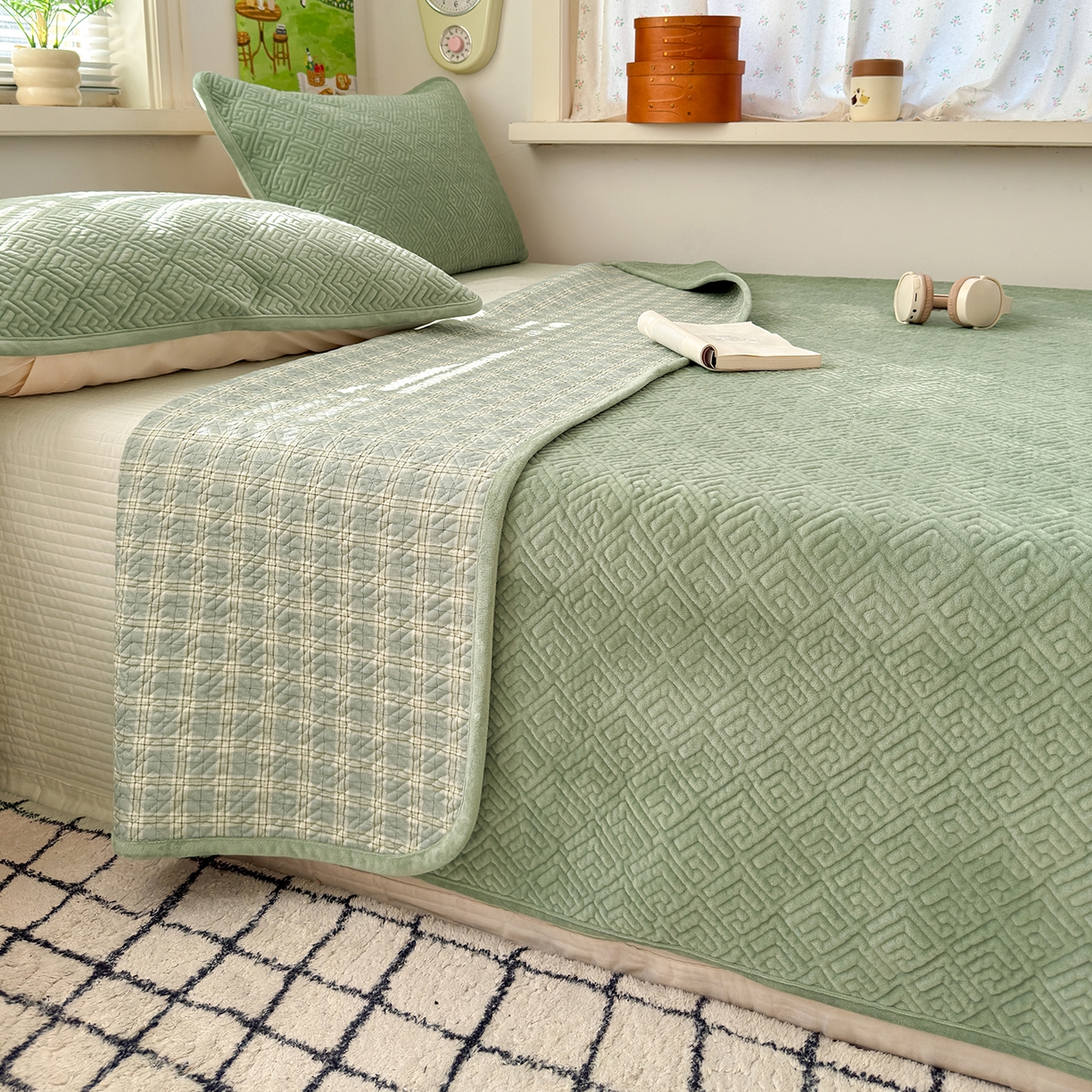 91家纺网 家纺一手货源 找家纺 美优兰 2025新款棉加绒高温砂洗夹棉单床盖 床盖单件 暖阳-草绿