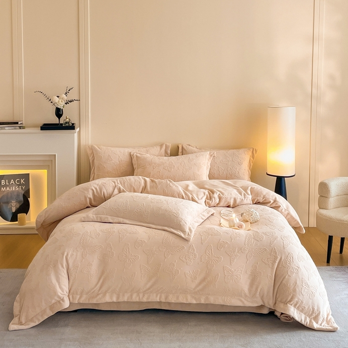 91家纺网 家纺一手货源 找家纺 米彩家纺 2025新款A类牛奶绒立体雕花烂花宽边四件套 蝴蝶奶茶