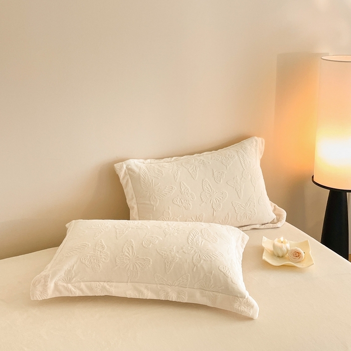 91家纺网 家纺一手货源 找家纺 米彩家纺 2025新款A类牛奶绒立体雕花烂花宽边四件套 蝴蝶奶白