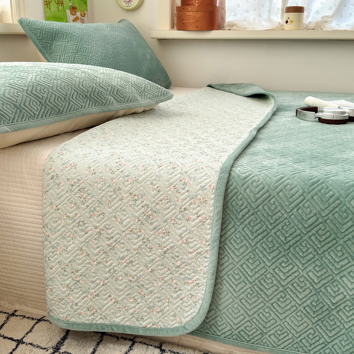 91家纺网 家纺一手货源 找家纺 美优兰 2025新款棉加绒高温砂洗夹棉单床盖 床盖单件 暖阳-豆绿