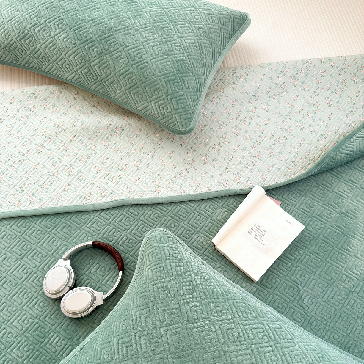 91家纺网 家纺一手货源 找家纺 美优兰 2025新款棉加绒高温砂洗夹棉单床盖 床盖单件 暖阳-豆绿