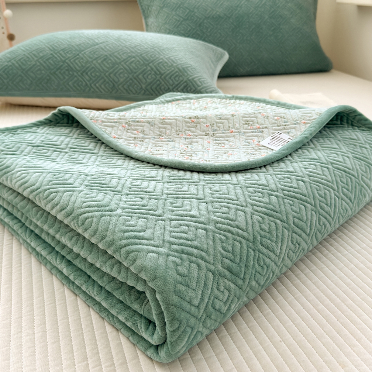 91家纺网 家纺一手货源 找家纺 美优兰 2025新款棉加绒高温砂洗夹棉单床盖 床盖单件 暖阳-豆绿