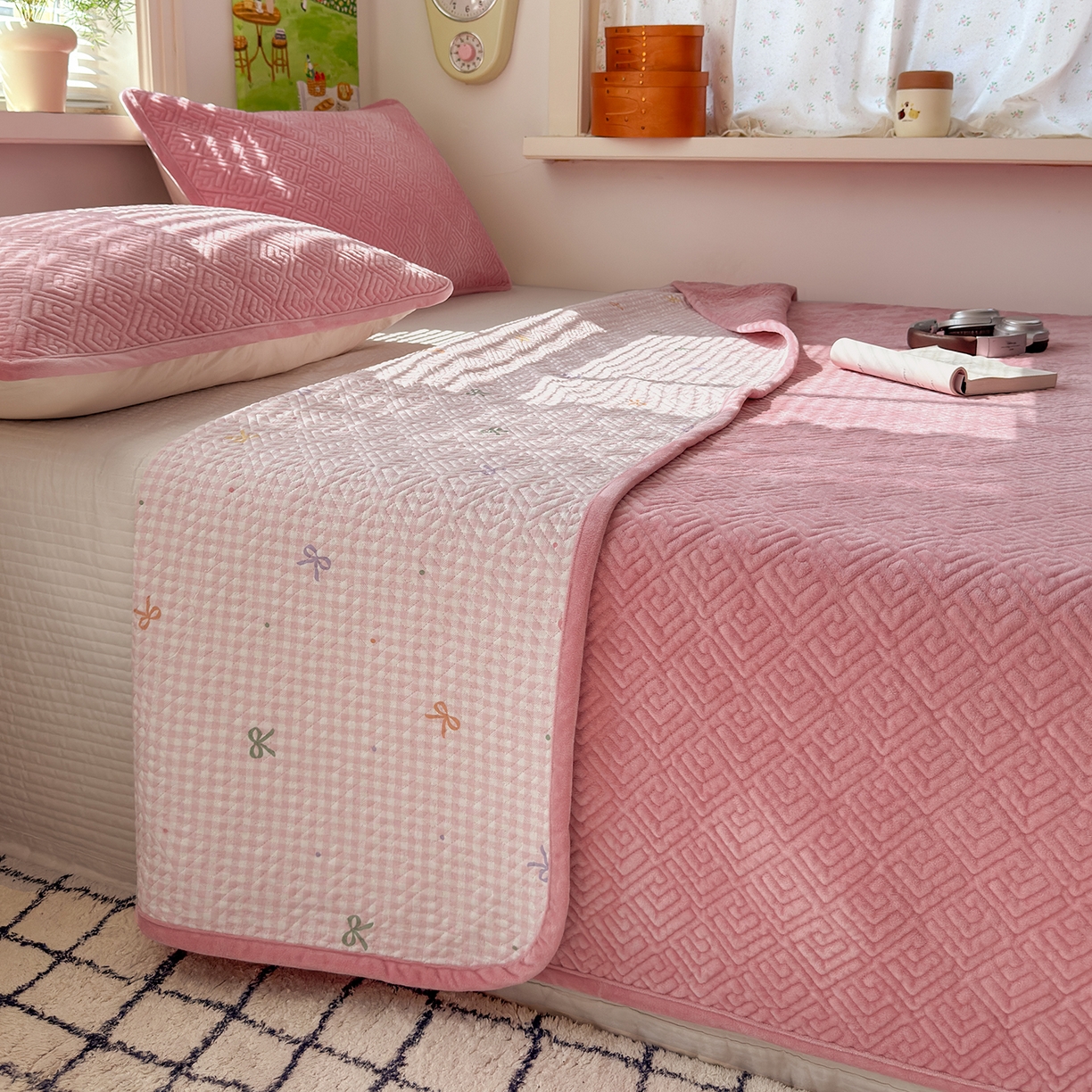 91家纺网 家纺一手货源 找家纺 美优兰 2025新款棉加绒高温砂洗夹棉单床盖 床盖单件 暖阳-粉黛