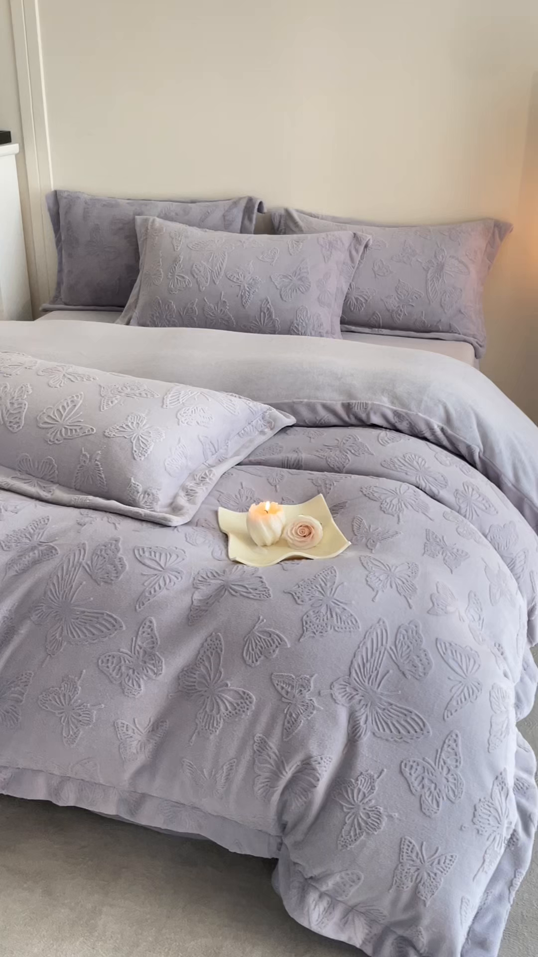 91家纺网 家纺一手货源 找家纺 米彩家纺 2025新款A类牛奶绒立体雕花烂花宽边四件套 蝴蝶紫灰