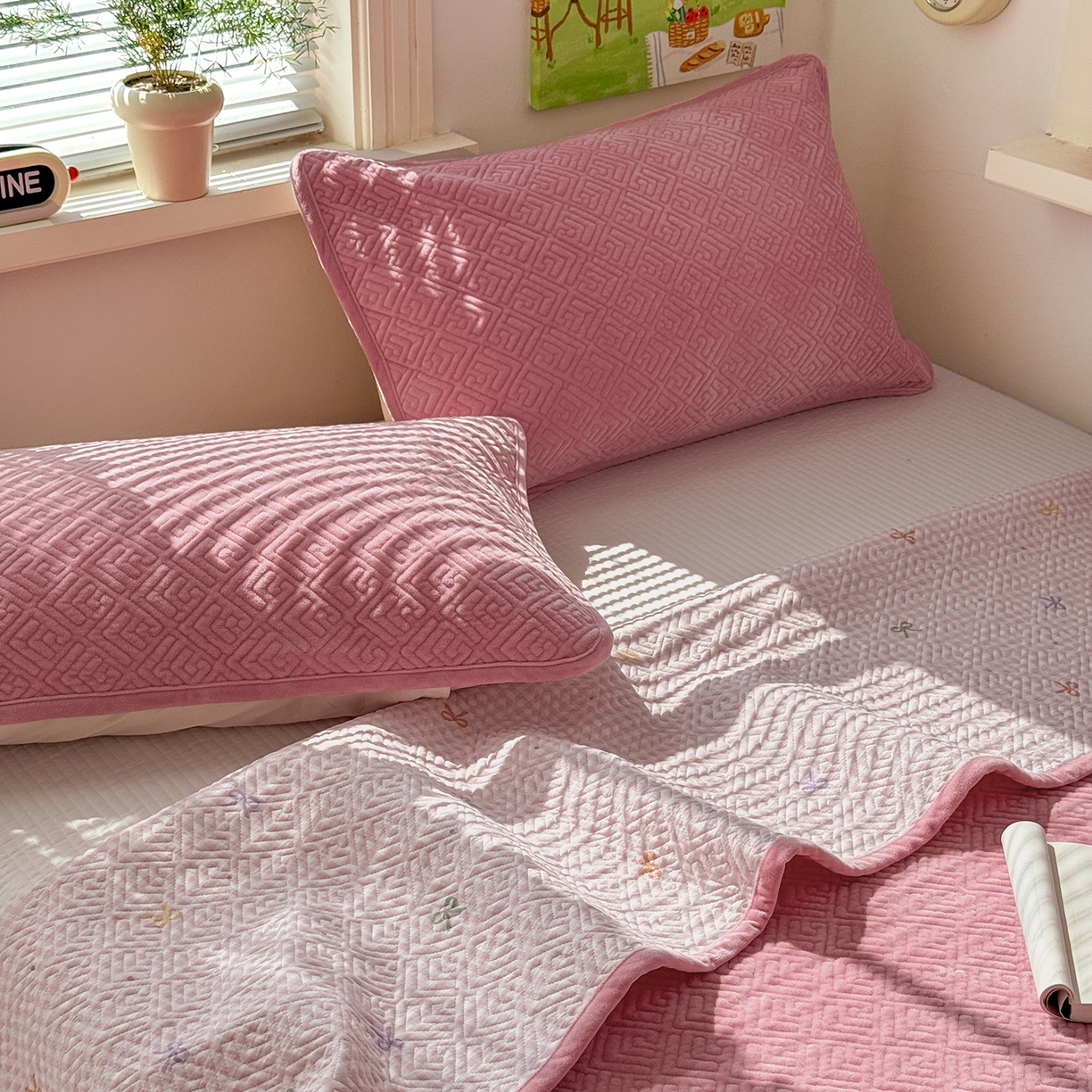 91家纺网 家纺一手货源 找家纺 美优兰 2025新款棉加绒高温砂洗夹棉单床盖 床盖单件 暖阳-粉黛