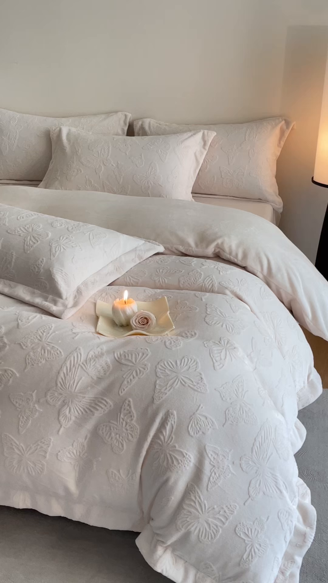 91家纺网 家纺一手货源 找家纺 米彩家纺 2025新款A类牛奶绒立体雕花烂花宽边四件套 蝴蝶奶白