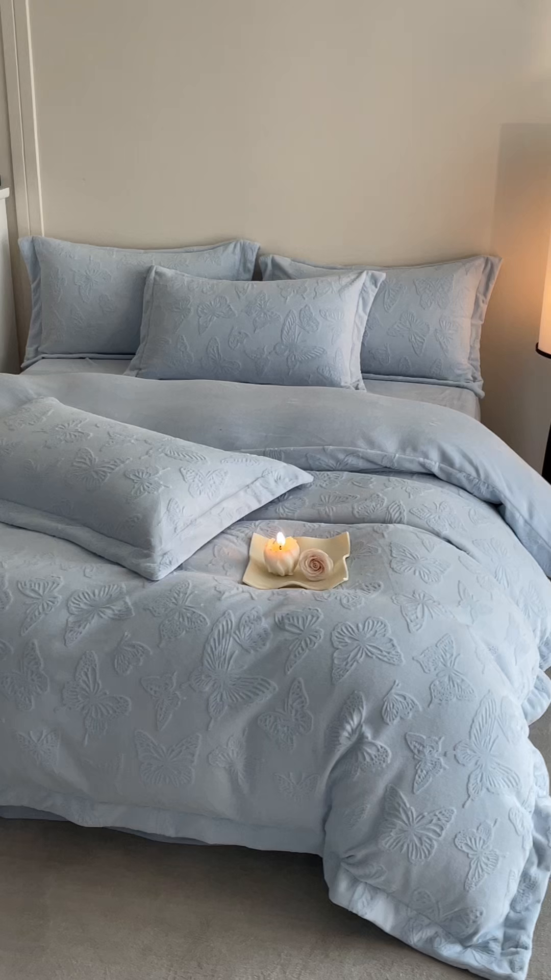 91家纺网 家纺一手货源 找家纺 米彩家纺 2025新款A类牛奶绒立体雕花烂花宽边四件套 蝴蝶天蓝