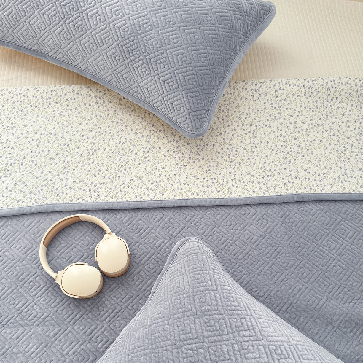 91家纺网 家纺一手货源 找家纺 美优兰 2025新款棉加绒高温砂洗夹棉单床盖 床盖单件 暖阳-灰色