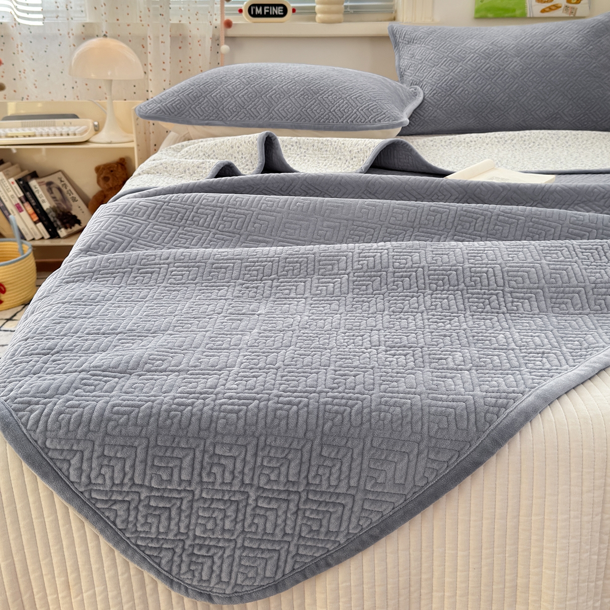 91家纺网 家纺一手货源 找家纺 美优兰 2025新款棉加绒高温砂洗夹棉单床盖 床盖单件 暖阳-灰色