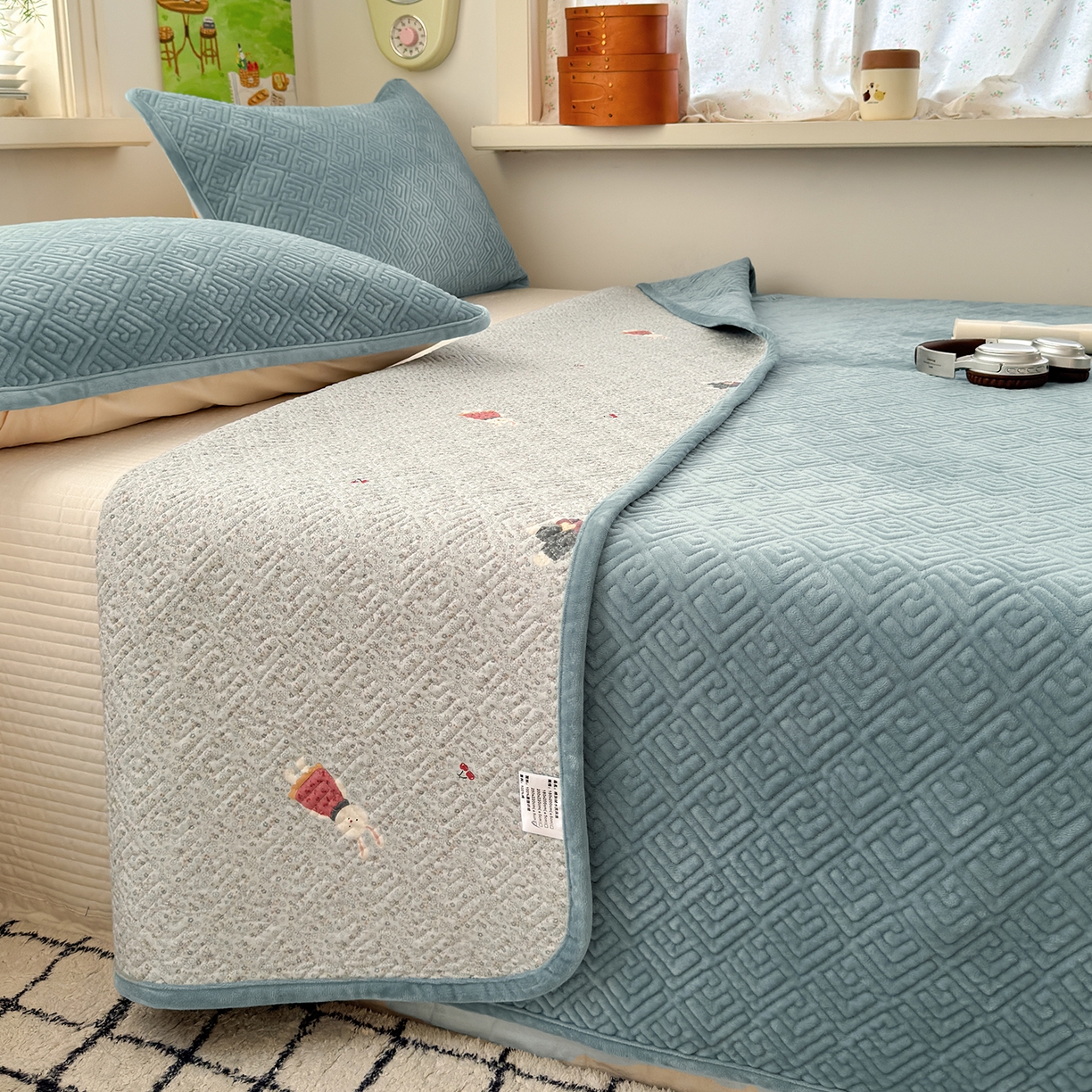 91家纺网 家纺一手货源 找家纺 美优兰 2025新款棉加绒高温砂洗夹棉单床盖 床盖单件 暖阳-蓝色