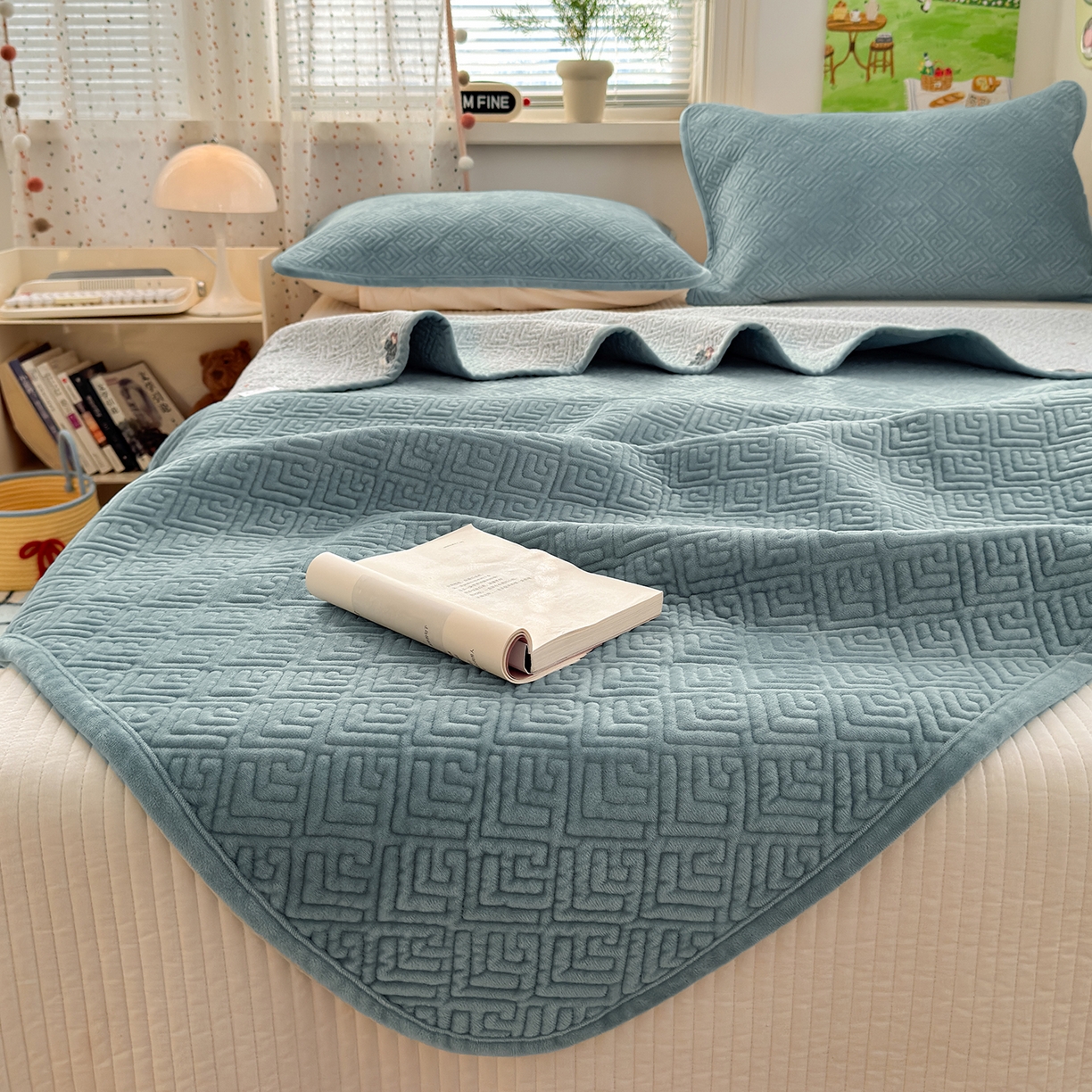 91家纺网 家纺一手货源 找家纺 美优兰 2025新款棉加绒高温砂洗夹棉单床盖 床盖单件 暖阳-蓝色