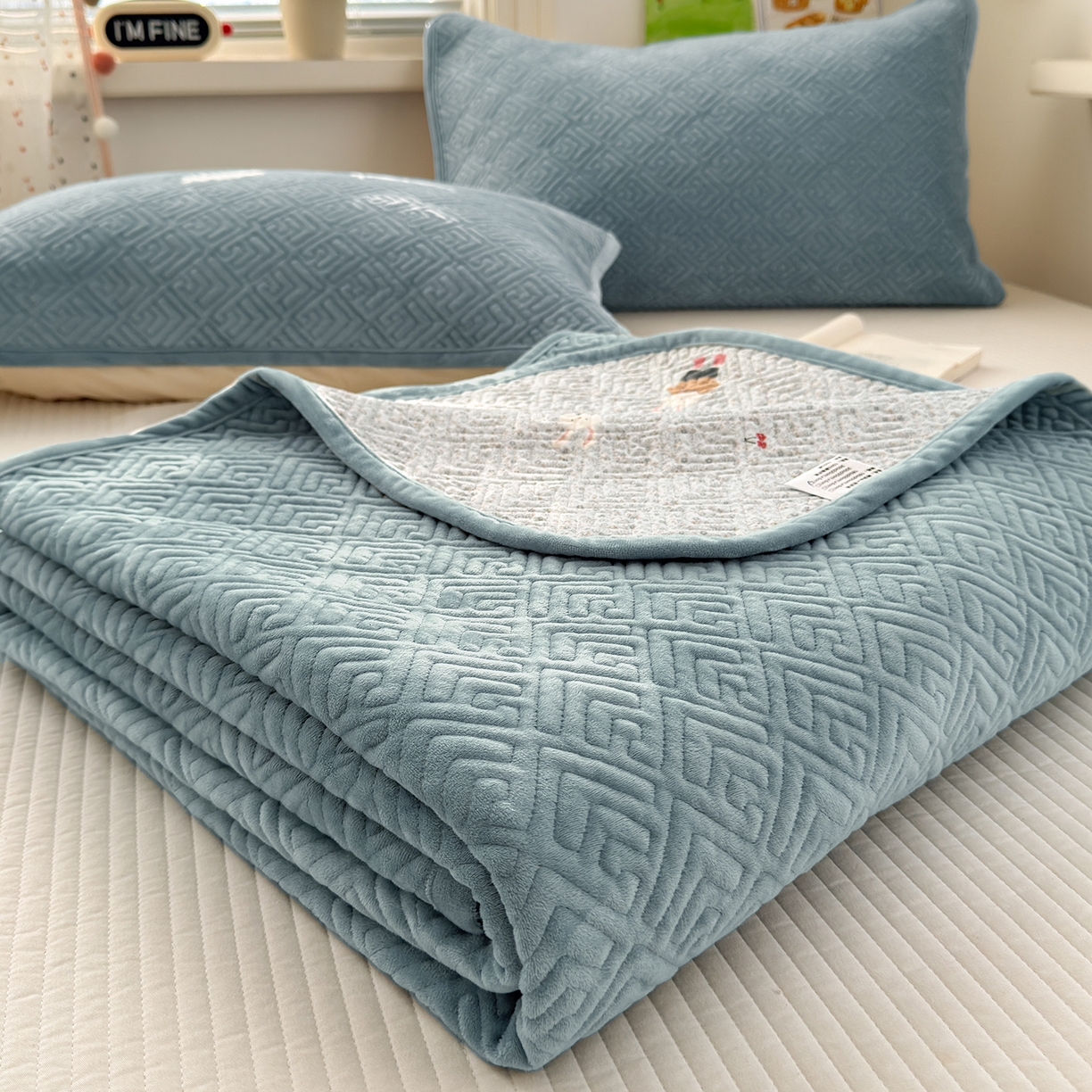 91家纺网 家纺一手货源 找家纺 美优兰 2025新款棉加绒高温砂洗夹棉单床盖 床盖单件 暖阳-蓝色