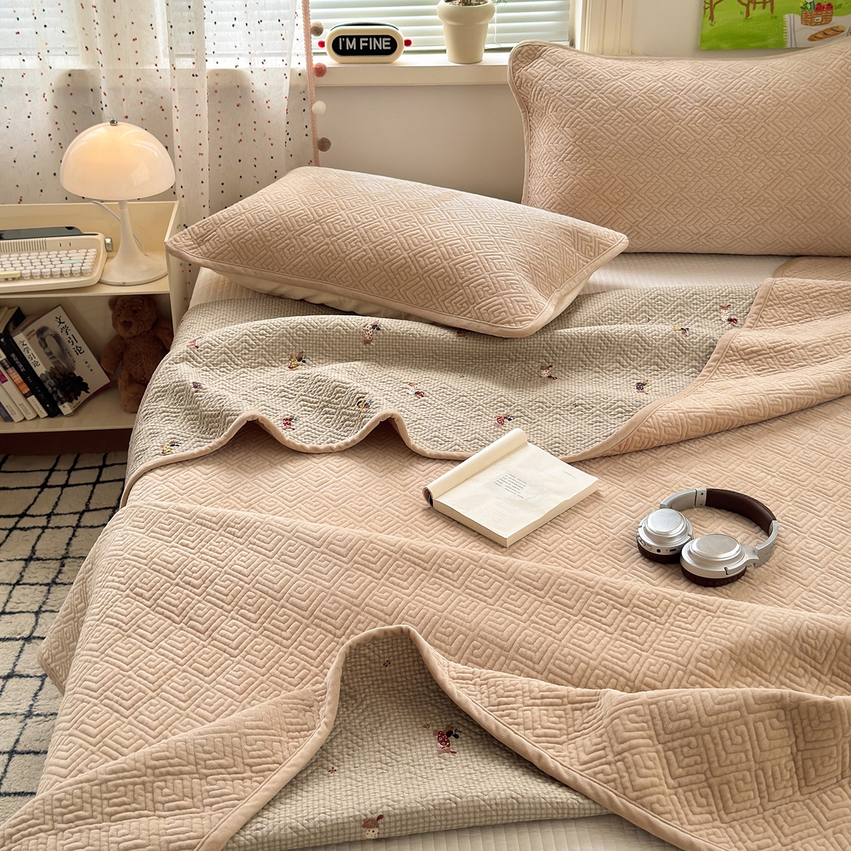 91家纺网 家纺一手货源 找家纺 美优兰 2025新款棉加绒高温砂洗夹棉单床盖 床盖单件 暖阳-米驼