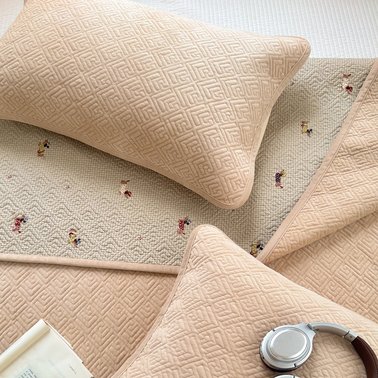 91家纺网 家纺一手货源 找家纺 美优兰 2025新款棉加绒高温砂洗夹棉单床盖 床盖单件 暖阳-米驼