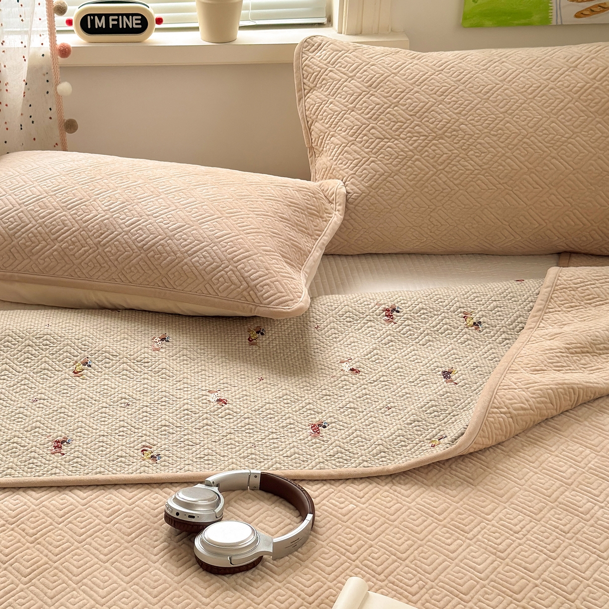 91家纺网 家纺一手货源 找家纺 美优兰 2025新款棉加绒高温砂洗夹棉单床盖 床盖单件 暖阳-米驼