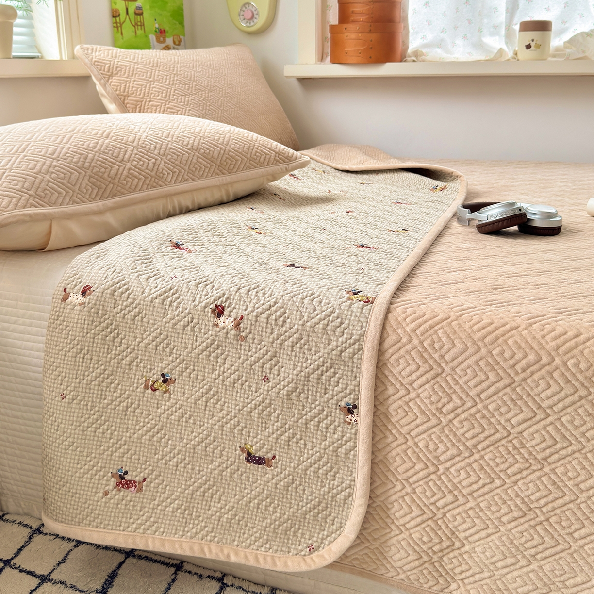 91家纺网 家纺一手货源 找家纺 美优兰 2025新款棉加绒高温砂洗夹棉单床盖 床盖单件 暖阳-米驼