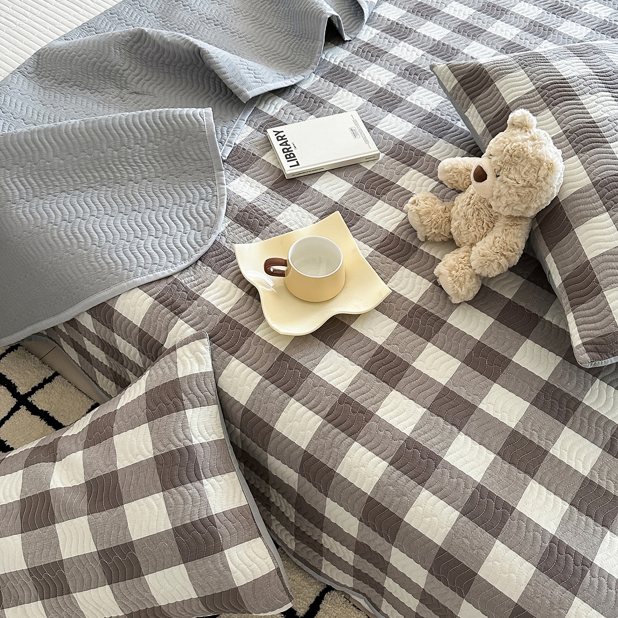 91家纺网 家纺一手货源 找家纺 乐野家居 2025新款A类全棉水洗棉夹棉床盖三件套 灰中格