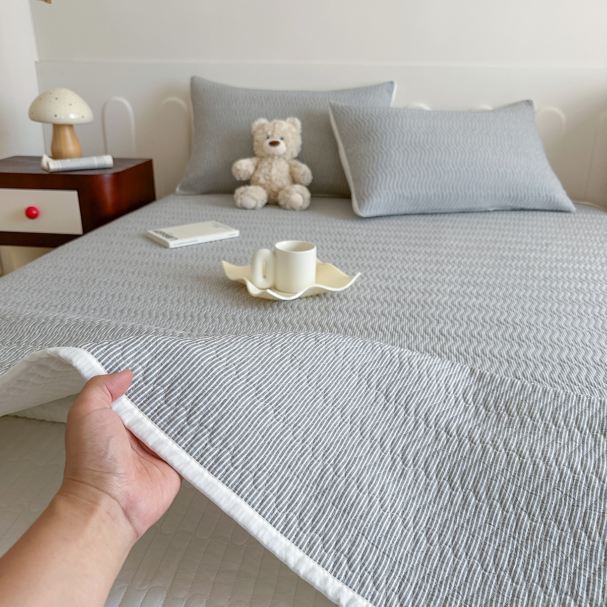 91家纺网 家纺一手货源 找家纺 乐野家居 2025新款A类全棉水洗棉夹棉床盖三件套 流年深灰