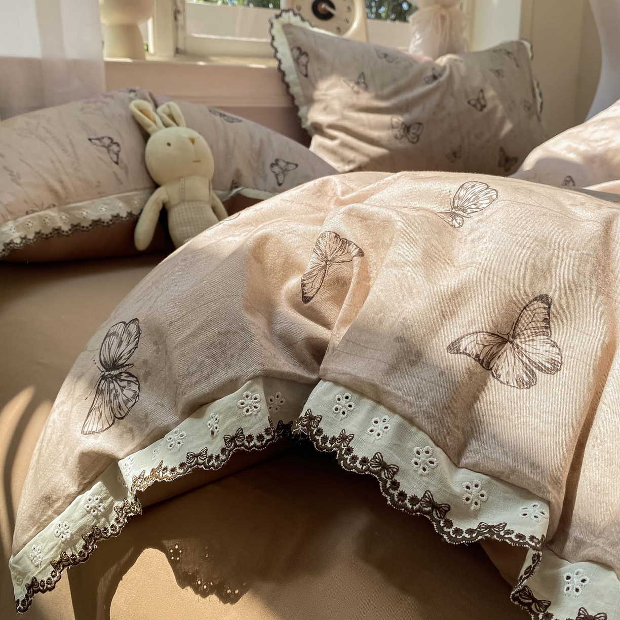 91家纺网 家纺一手货源 找家纺 宜家坊 2025新款全棉加厚赫本风花边磨毛四件套 梦蝶-咖