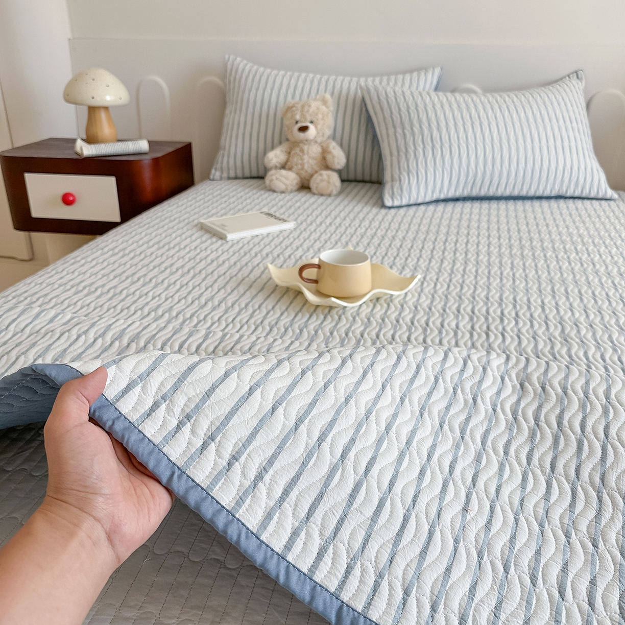 91家纺网 家纺一手货源 找家纺 乐野家居 2025新款A类全棉水洗棉夹棉床盖三件套 格律浅兰