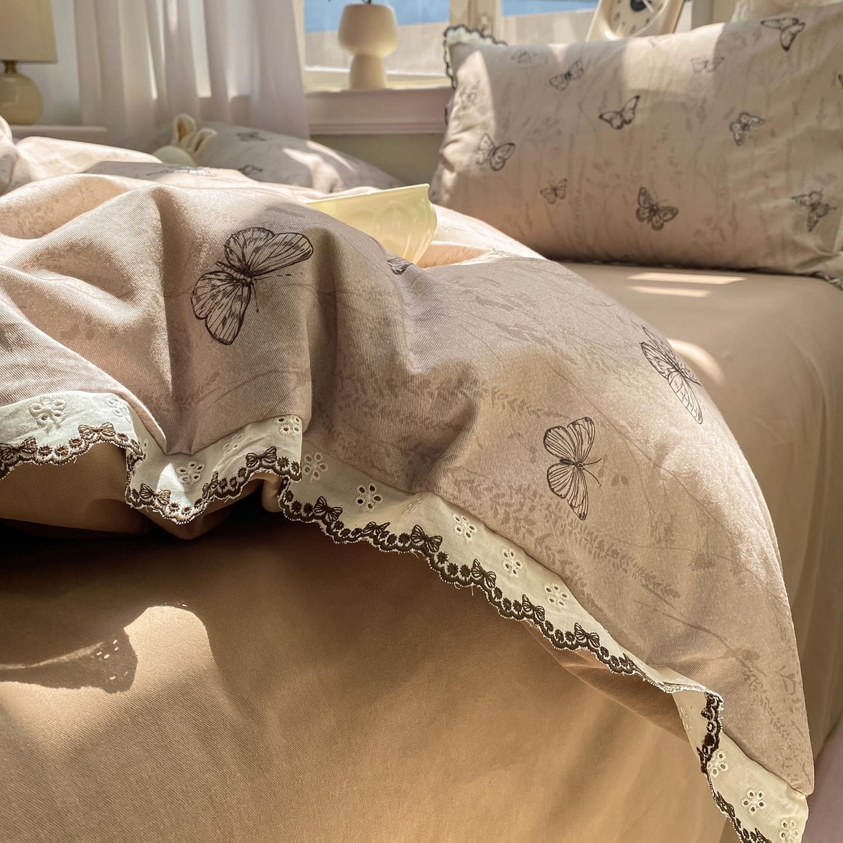 91家纺网 家纺一手货源 找家纺 宜家坊 2025新款全棉加厚赫本风花边磨毛四件套 梦蝶-咖