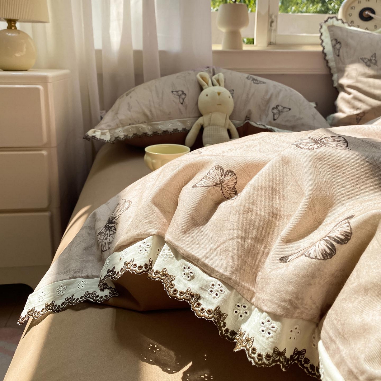 91家纺网 家纺一手货源 找家纺 宜家坊 2025新款全棉加厚赫本风花边磨毛四件套 梦蝶-咖