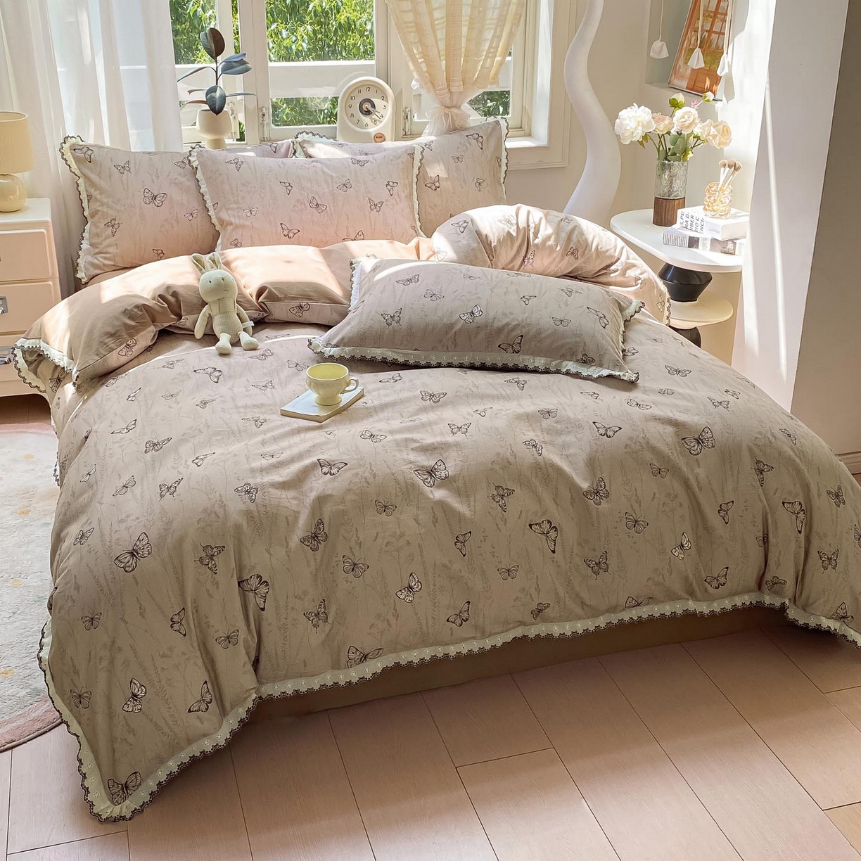 91家纺网 家纺一手货源 找家纺 宜家坊 2025新款全棉加厚赫本风花边磨毛四件套 梦蝶-咖