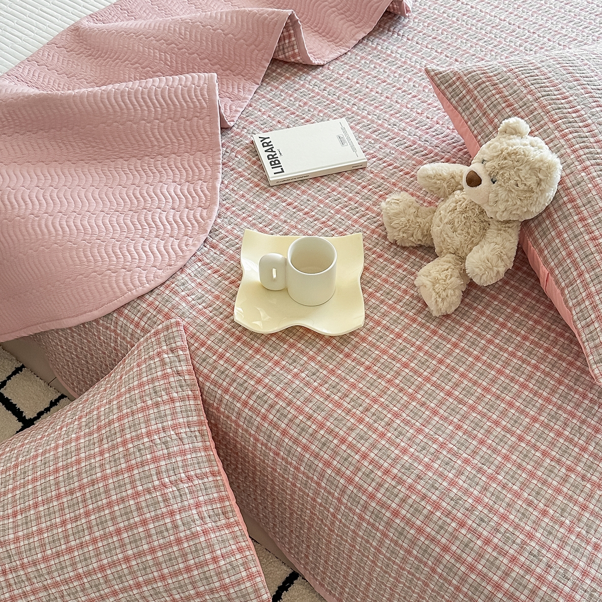 91家纺网 家纺一手货源 找家纺 乐野家居 2025新款A类全棉水洗棉夹棉床盖三件套 洋气红