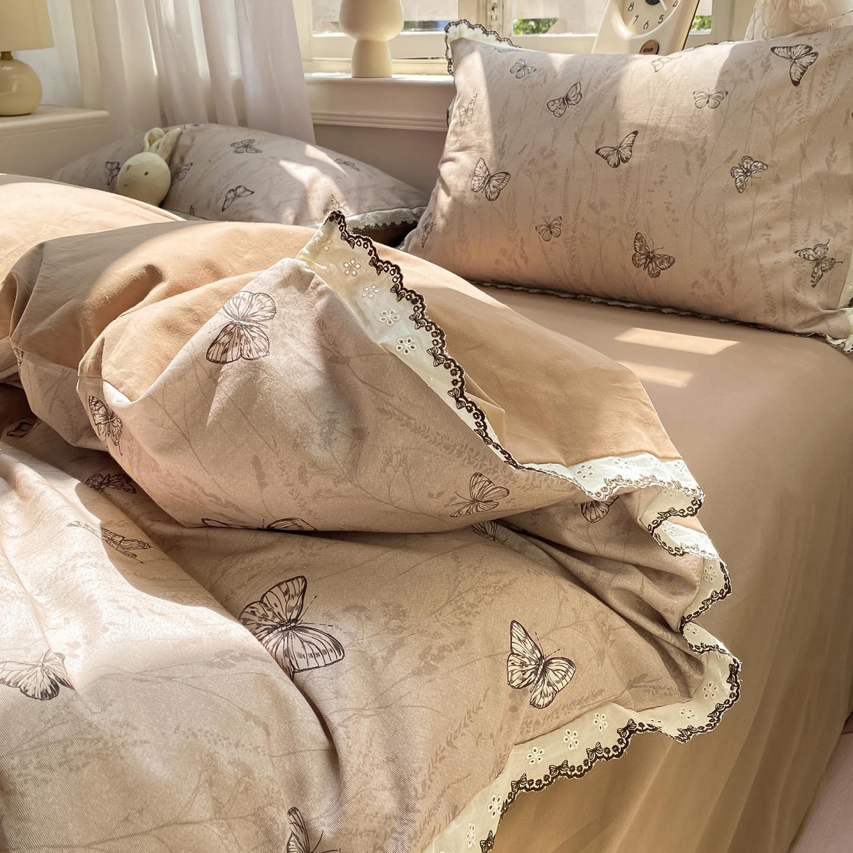 91家纺网 家纺一手货源 找家纺 宜家坊 2025新款全棉加厚赫本风花边磨毛四件套 梦蝶-咖