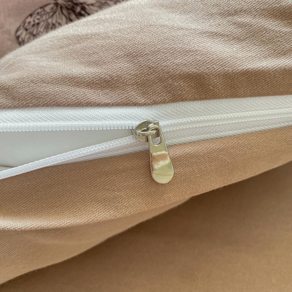 91家纺网 家纺一手货源 找家纺 宜家坊 2025新款全棉加厚赫本风花边磨毛四件套 梦蝶-咖