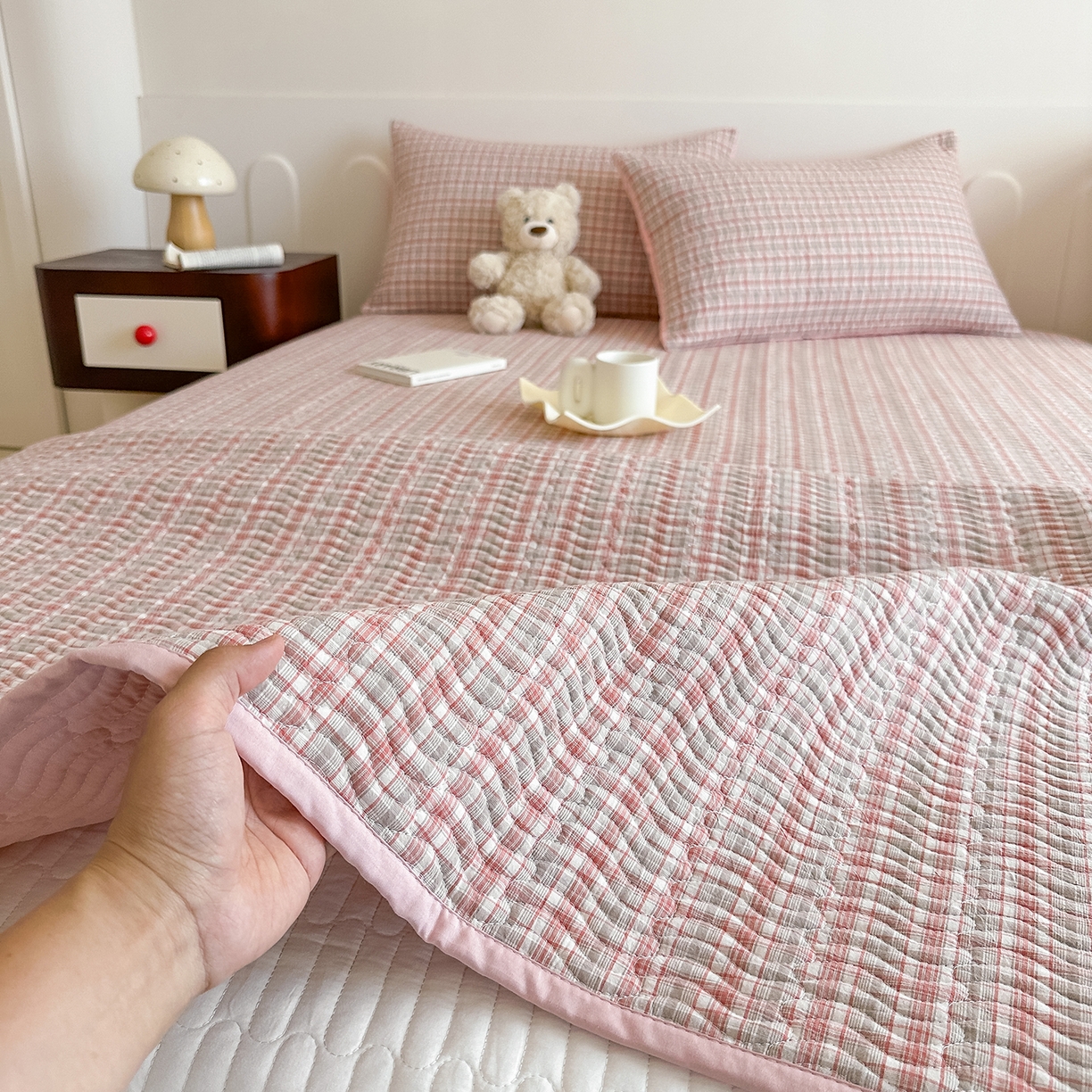 91家纺网 家纺一手货源 找家纺 乐野家居 2025新款A类全棉水洗棉夹棉床盖三件套 洋气红