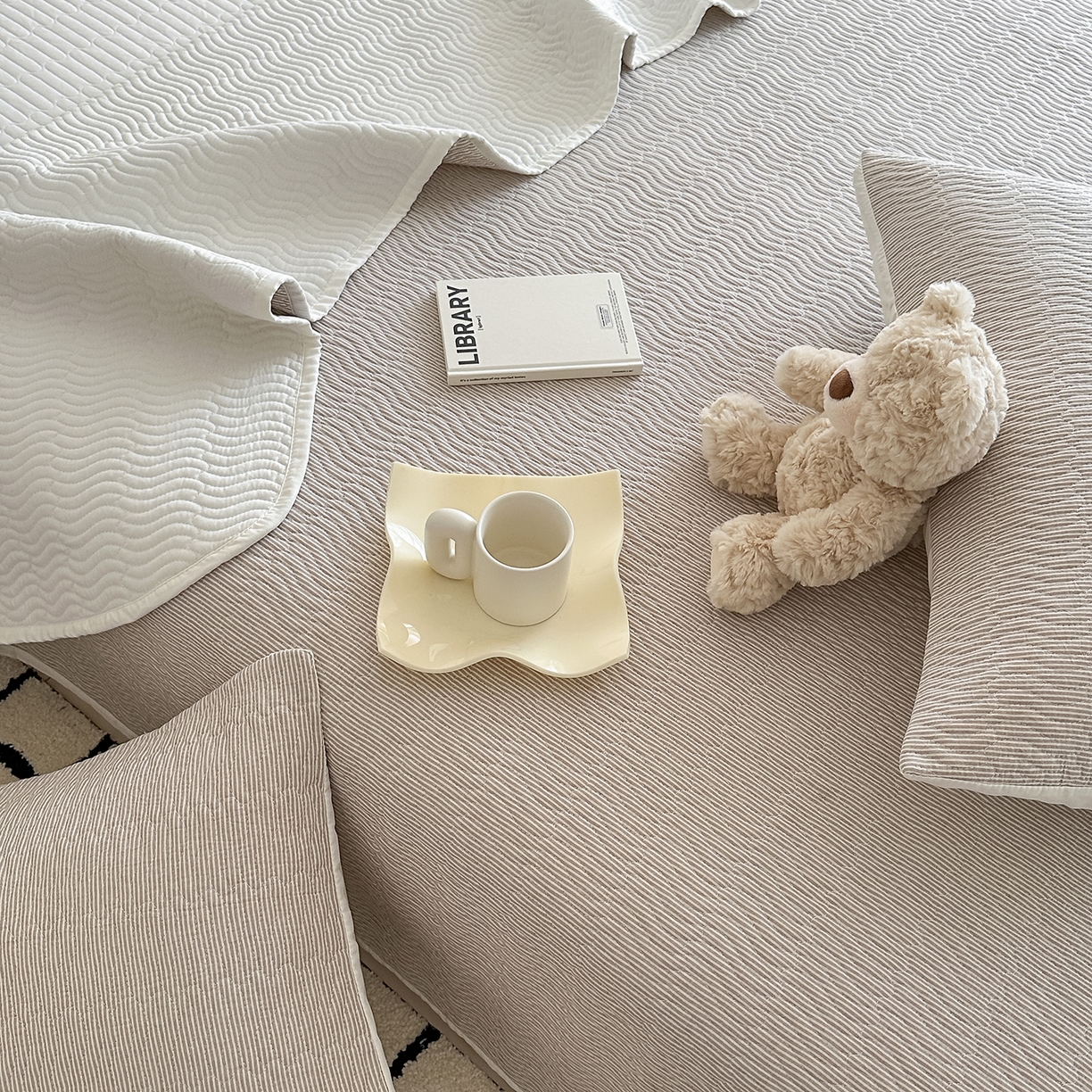 91家纺网 家纺一手货源 找家纺 乐野家居 2025新款A类全棉水洗棉夹棉床盖三件套 流年米咖