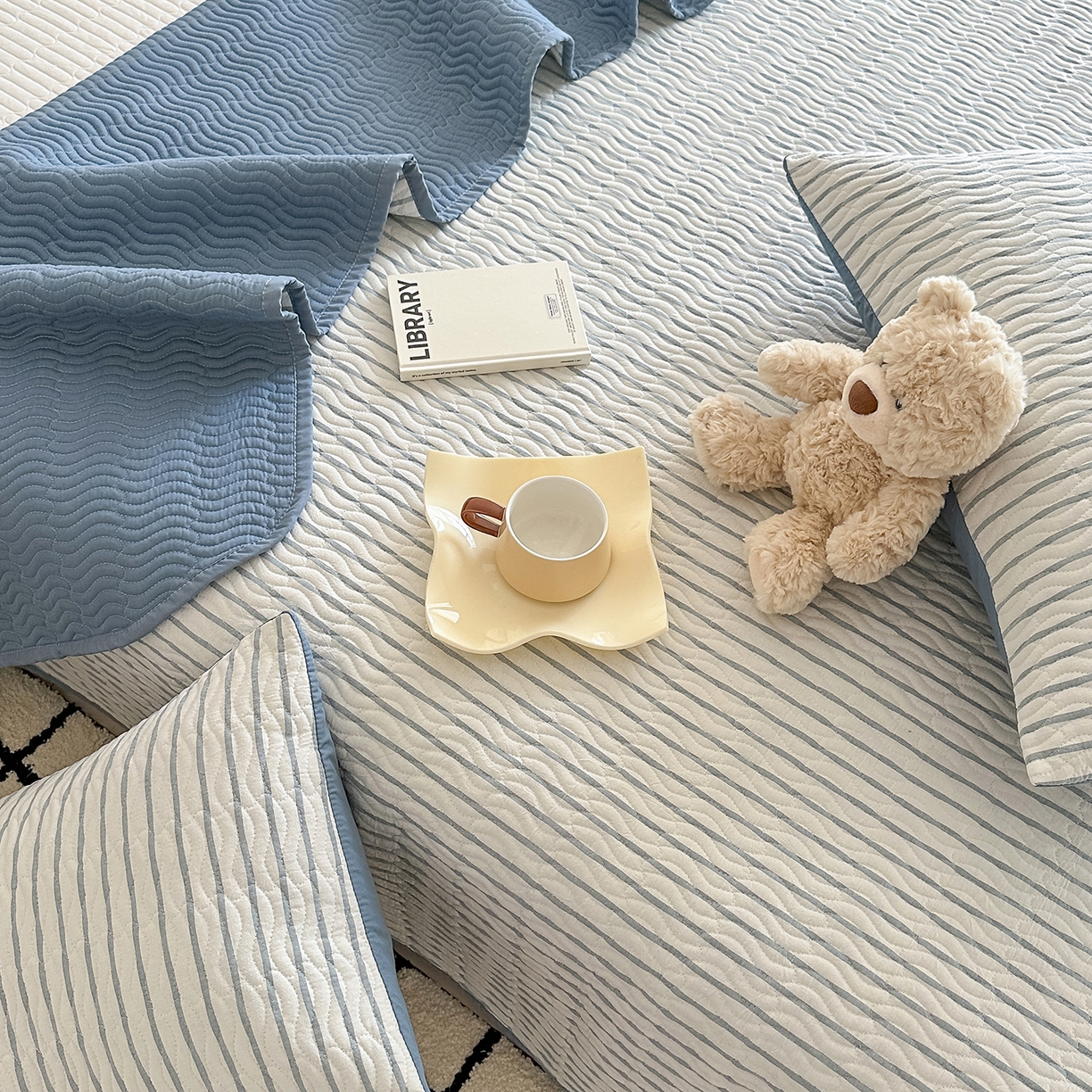 91家纺网 家纺一手货源 找家纺 乐野家居 2025新款A类全棉水洗棉夹棉床盖三件套 格律浅兰