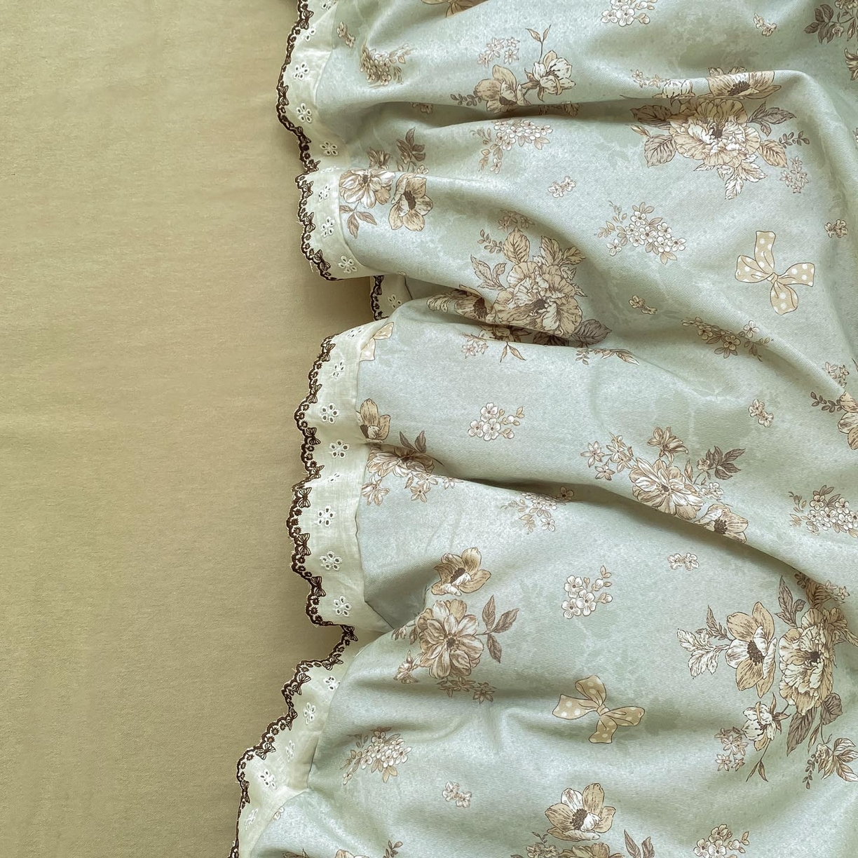 91家纺网 家纺一手货源 找家纺 宜家坊 2025新款全棉加厚赫本风花边磨毛四件套 雷亚-绿