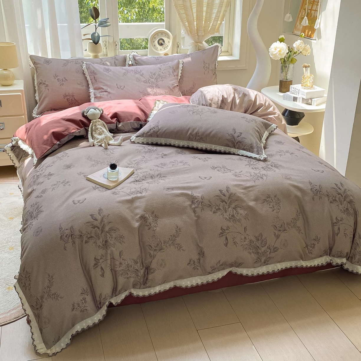 91家纺网 家纺一手货源 找家纺 宜家坊 2025新款全棉加厚赫本风花边磨毛四件套 花绮-咖