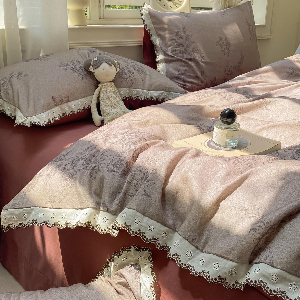 91家纺网 家纺一手货源 找家纺 宜家坊 2025新款全棉加厚赫本风花边磨毛四件套 花绮-咖