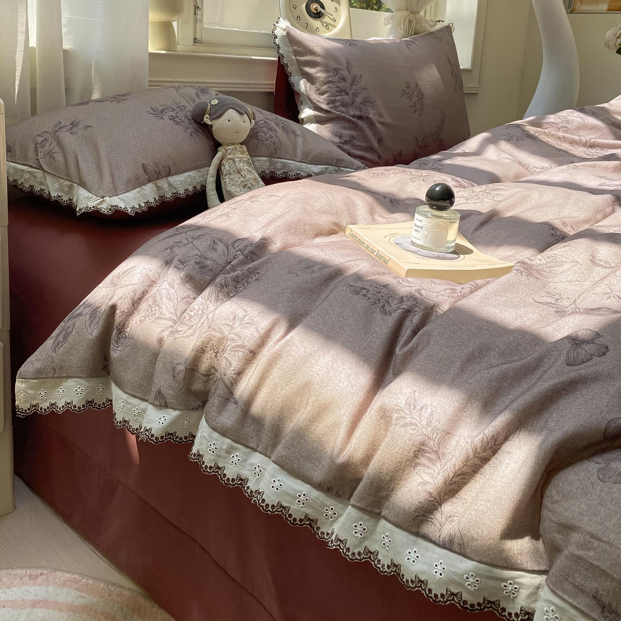 91家纺网 家纺一手货源 找家纺 宜家坊 2025新款全棉加厚赫本风花边磨毛四件套 花绮-咖