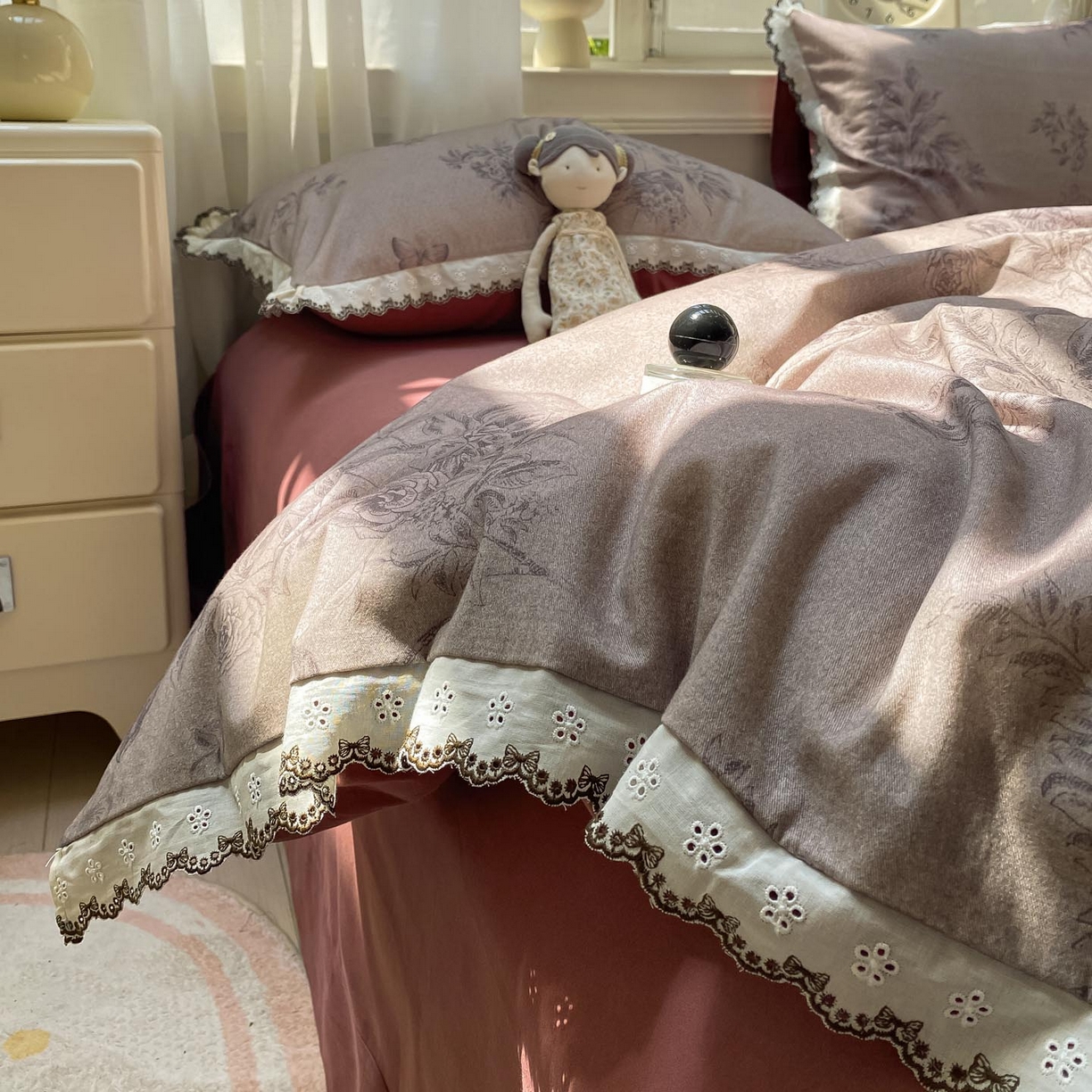 91家纺网 家纺一手货源 找家纺 宜家坊 2025新款全棉加厚赫本风花边磨毛四件套 花绮-咖