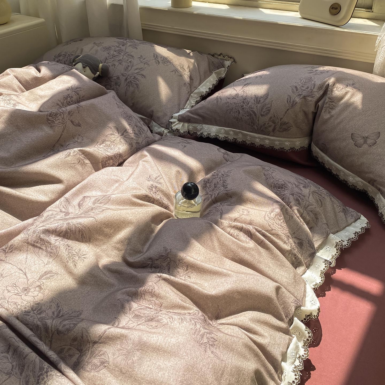 91家纺网 家纺一手货源 找家纺 宜家坊 2025新款全棉加厚赫本风花边磨毛四件套 花绮-咖