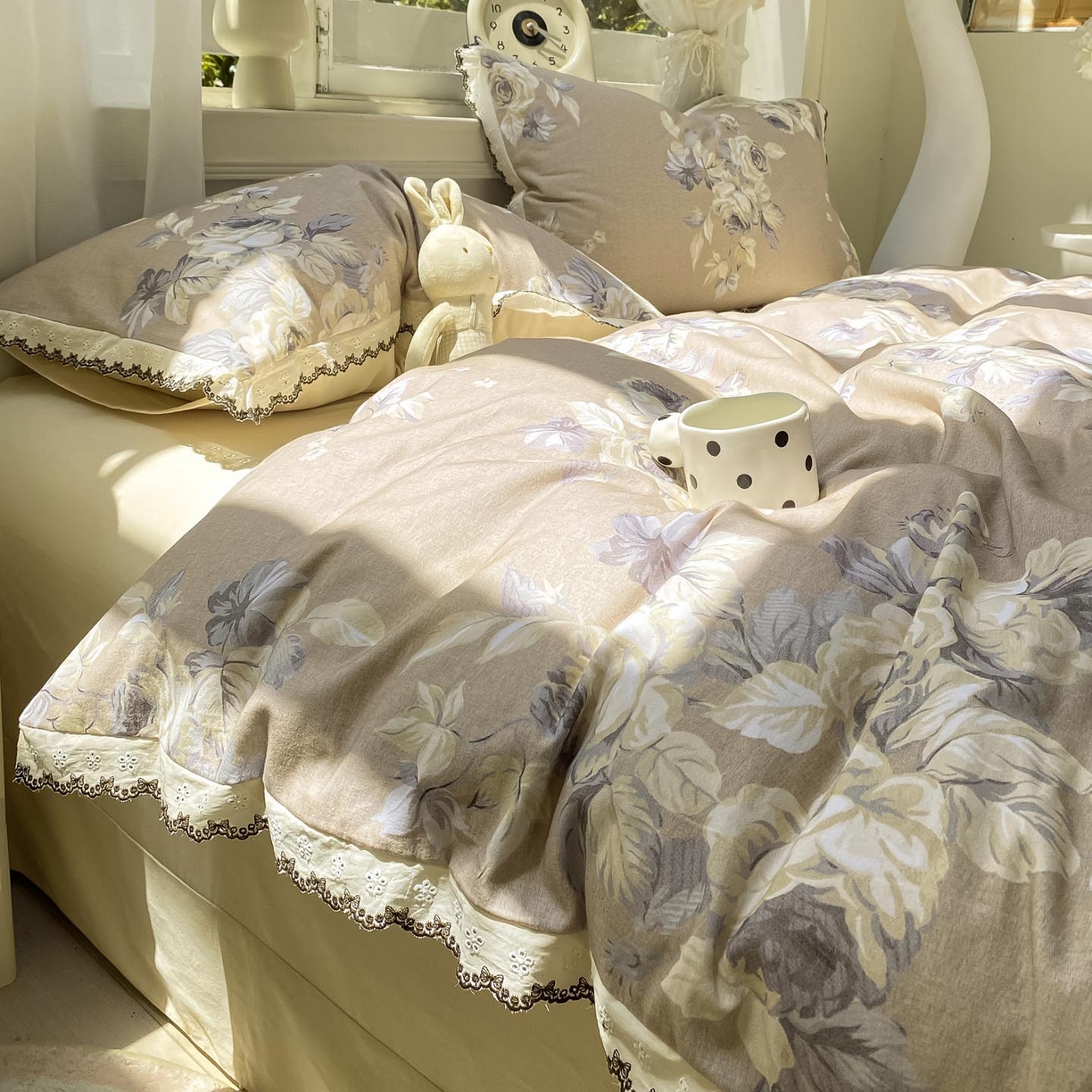 91家纺网 家纺一手货源 找家纺 宜家坊 2025新款全棉加厚赫本风花边磨毛四件套 花意浓-咖